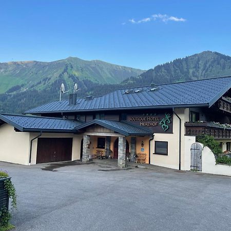 Boutique Hotel Herzhof - Garni-Appartements - Adults Only Riezlern Buitenkant foto