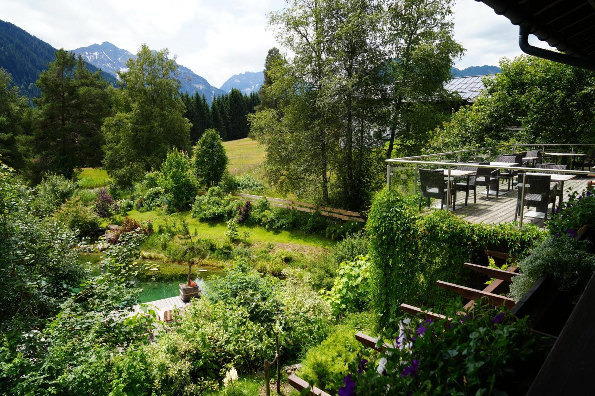 Boutique Hotel Herzhof - Garni-Appartements - Adults Only Riezlern Buitenkant foto
