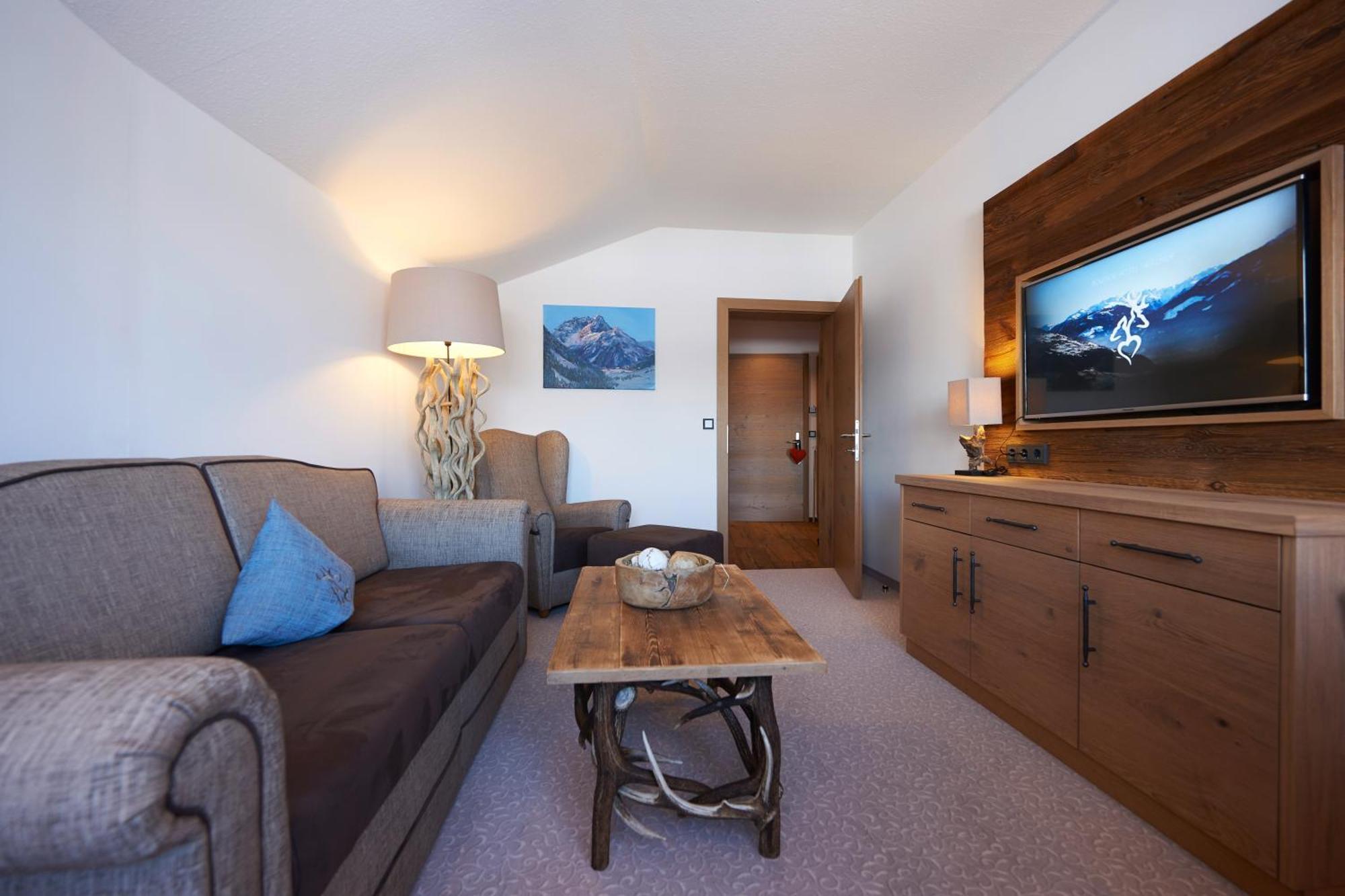 Boutique Hotel Herzhof - Garni-Appartements - Adults Only Riezlern Buitenkant foto