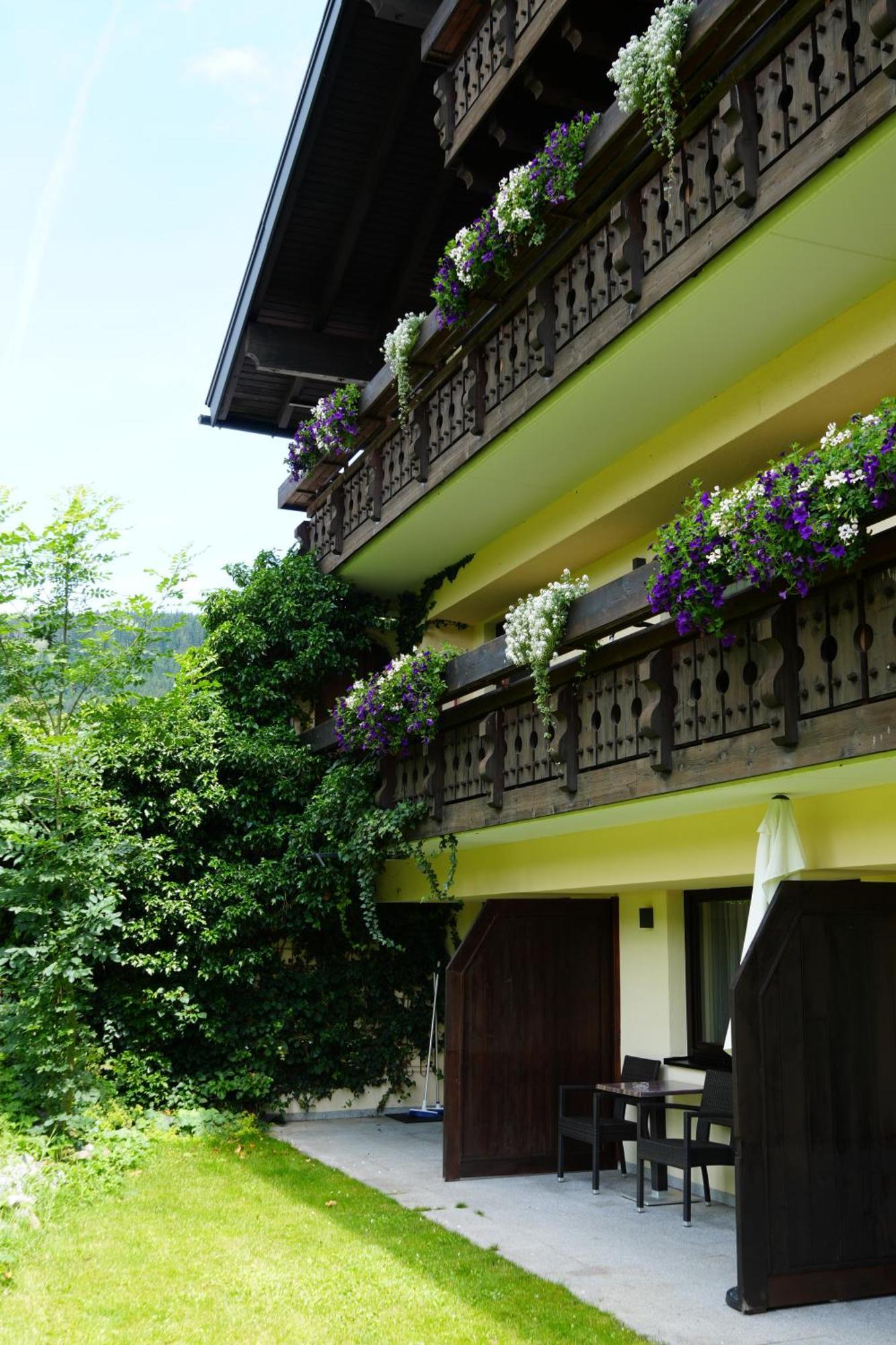Boutique Hotel Herzhof - Garni-Appartements - Adults Only Riezlern Buitenkant foto