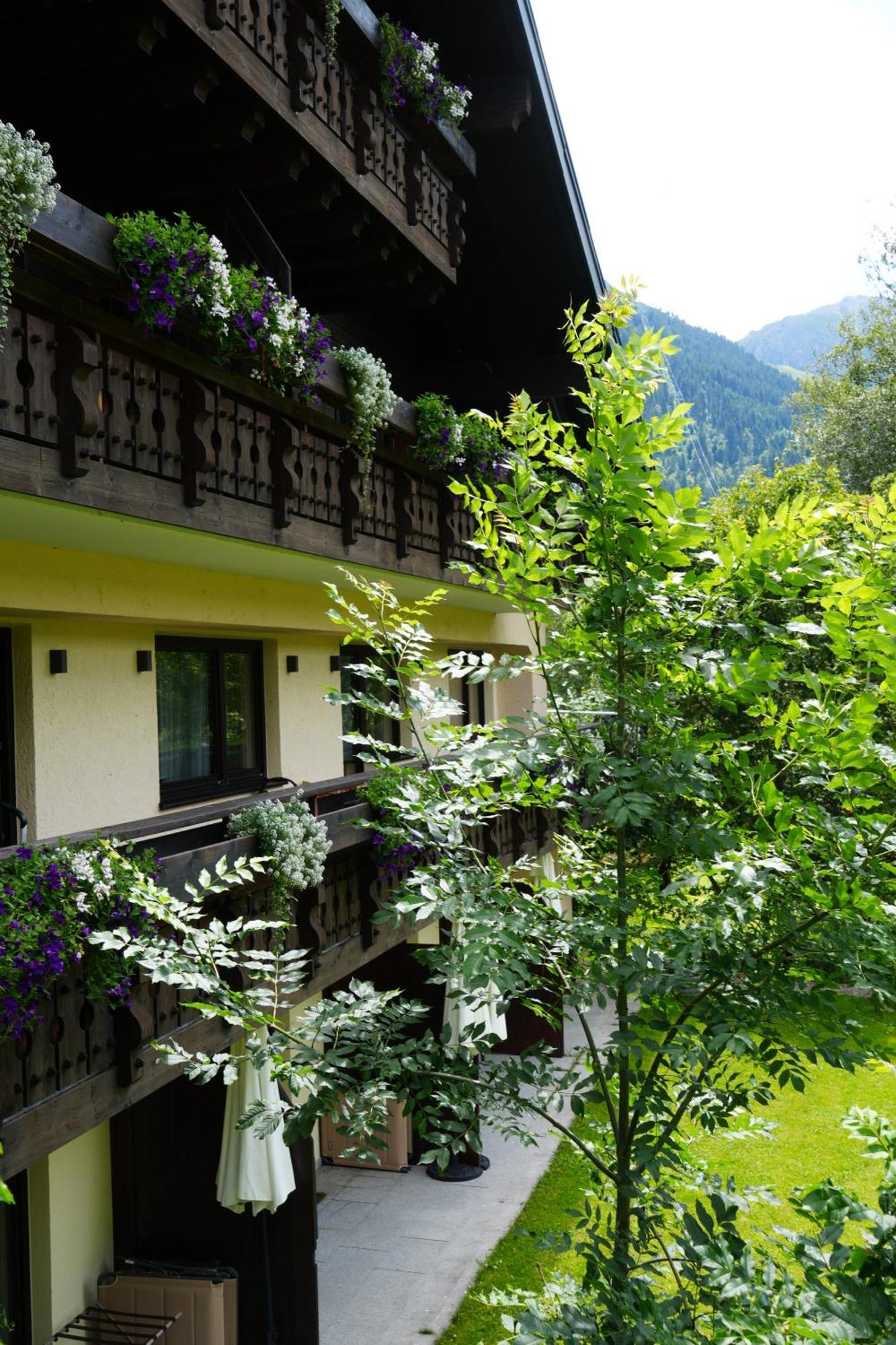 Boutique Hotel Herzhof - Garni-Appartements - Adults Only Riezlern Buitenkant foto