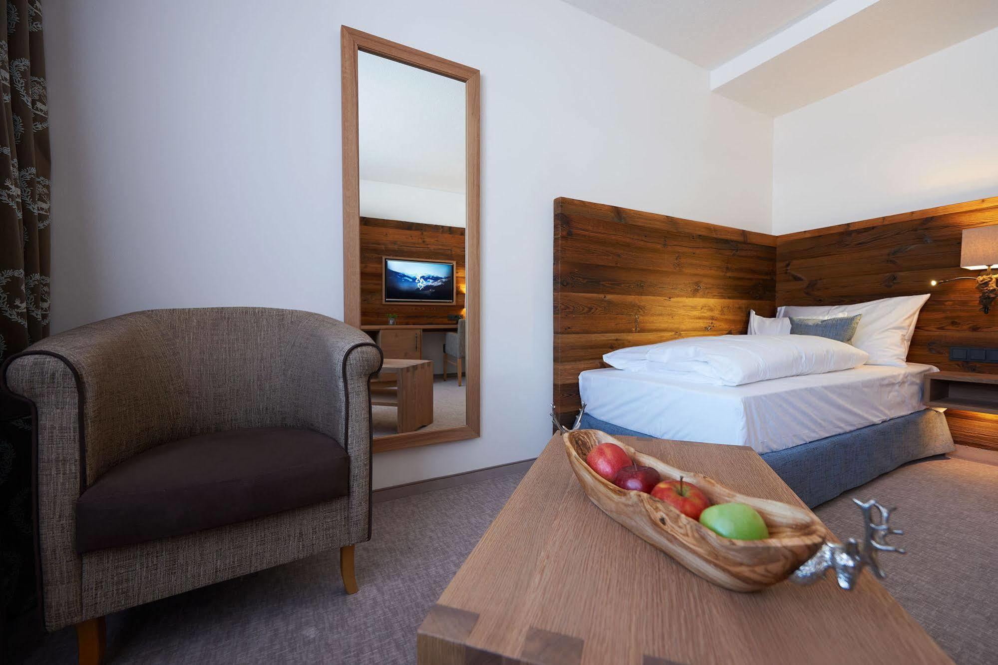Boutique Hotel Herzhof - Garni-Appartements - Adults Only Riezlern Buitenkant foto