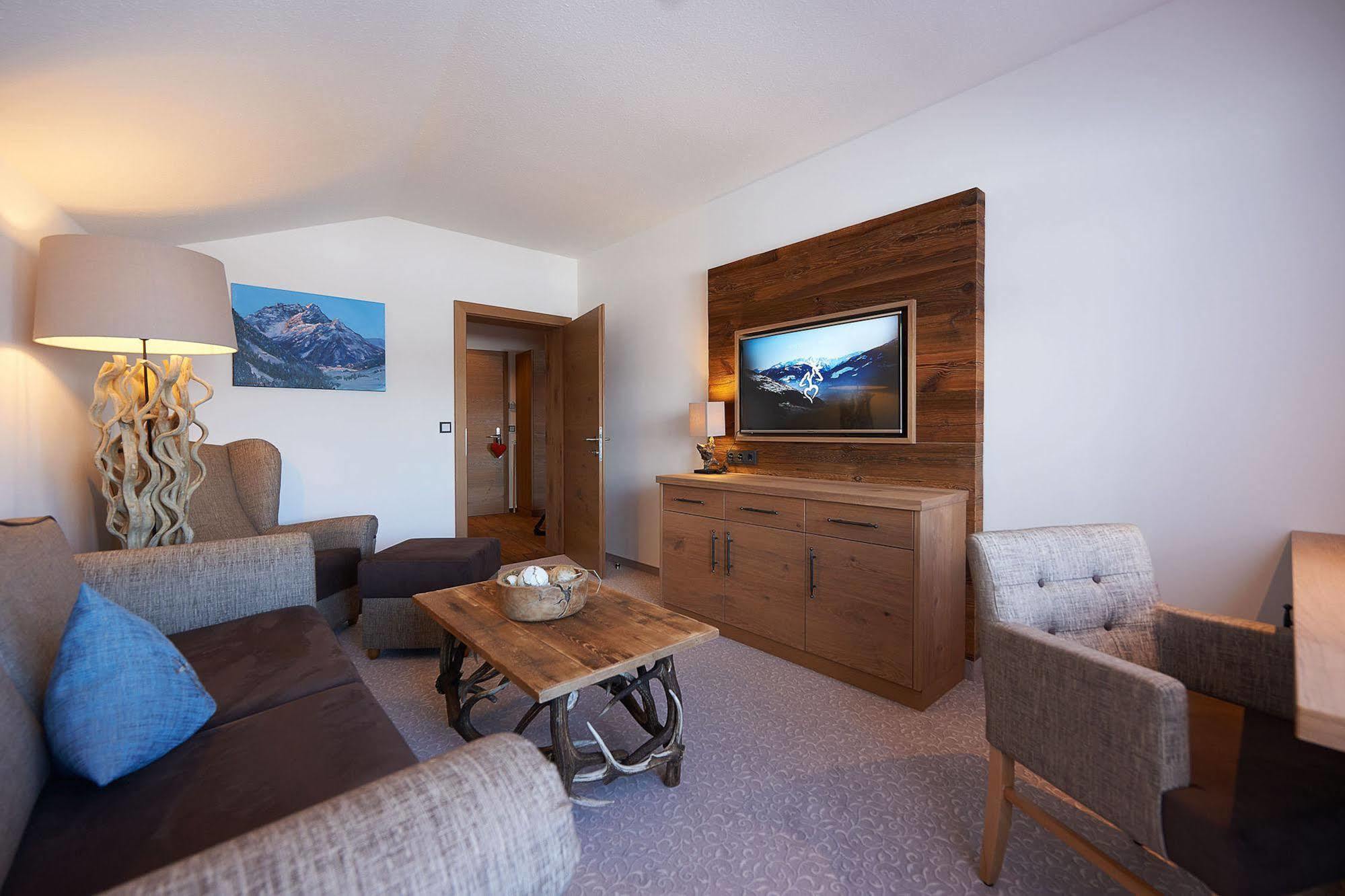 Boutique Hotel Herzhof - Garni-Appartements - Adults Only Riezlern Buitenkant foto