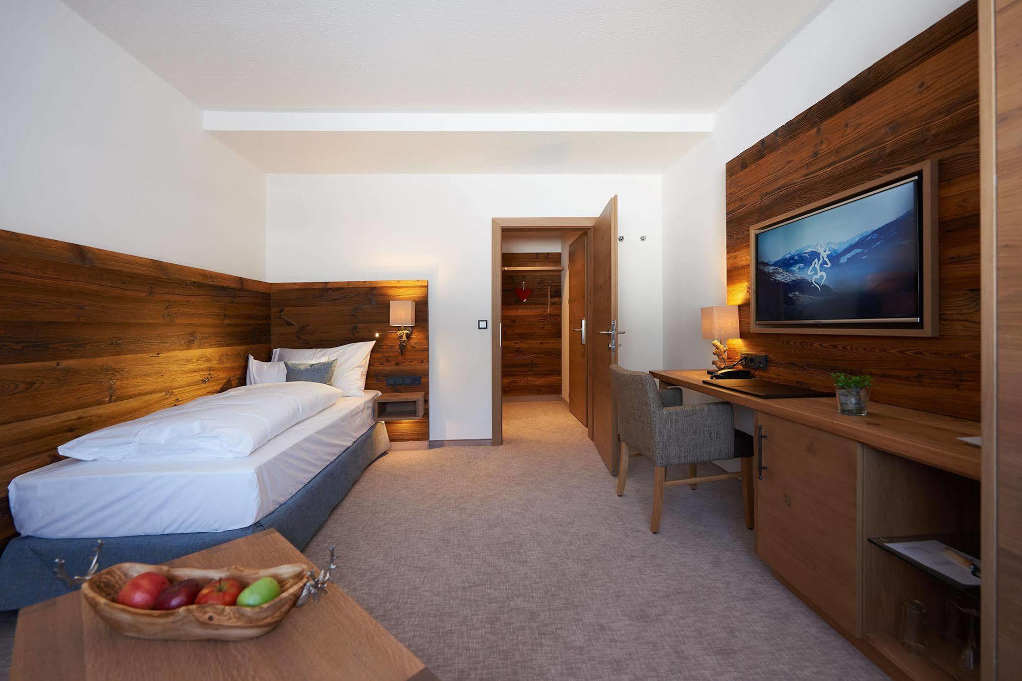 Boutique Hotel Herzhof - Garni-Appartements - Adults Only Riezlern Buitenkant foto