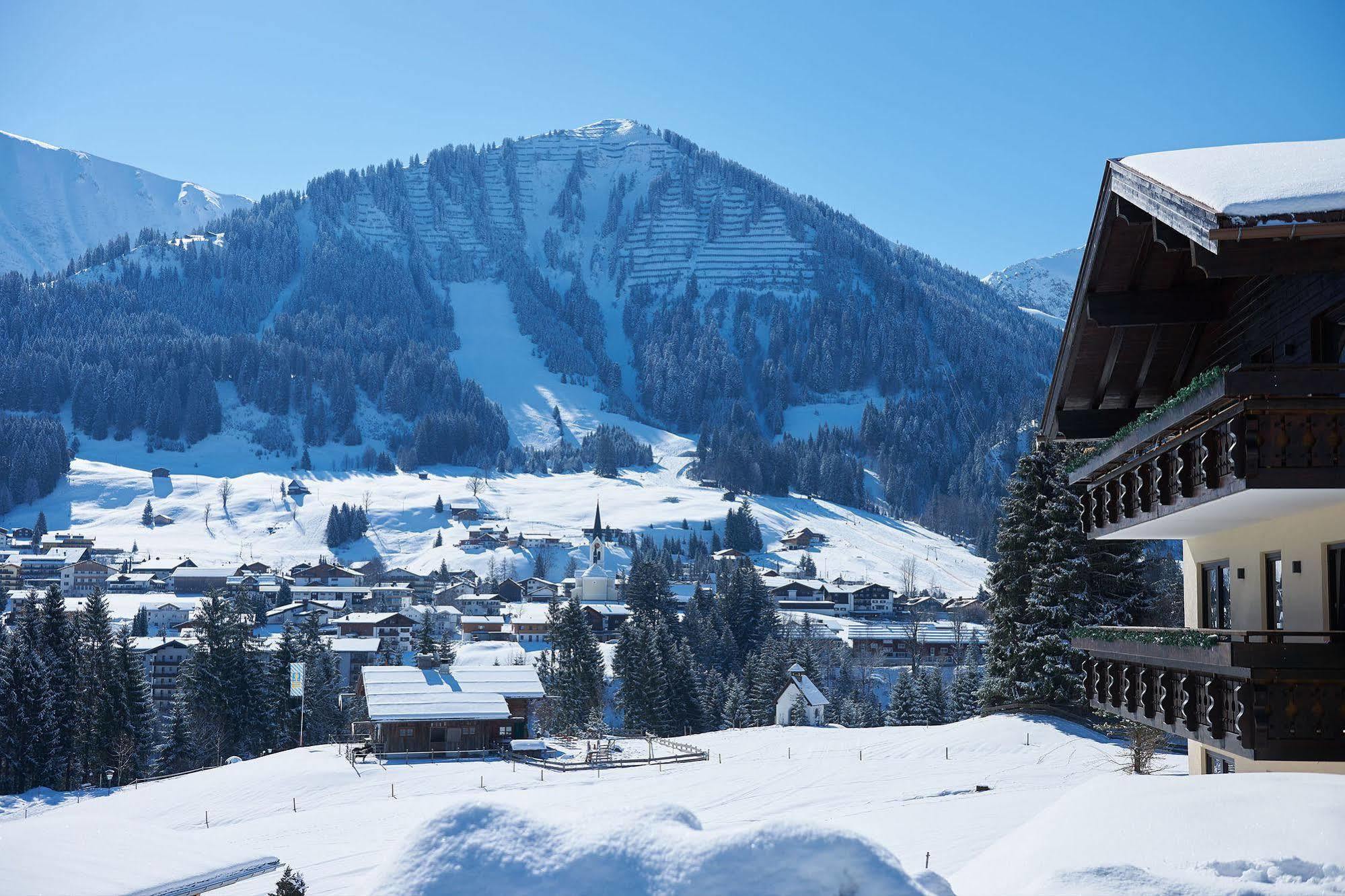 Boutique Hotel Herzhof - Garni-Appartements - Adults Only Riezlern Buitenkant foto