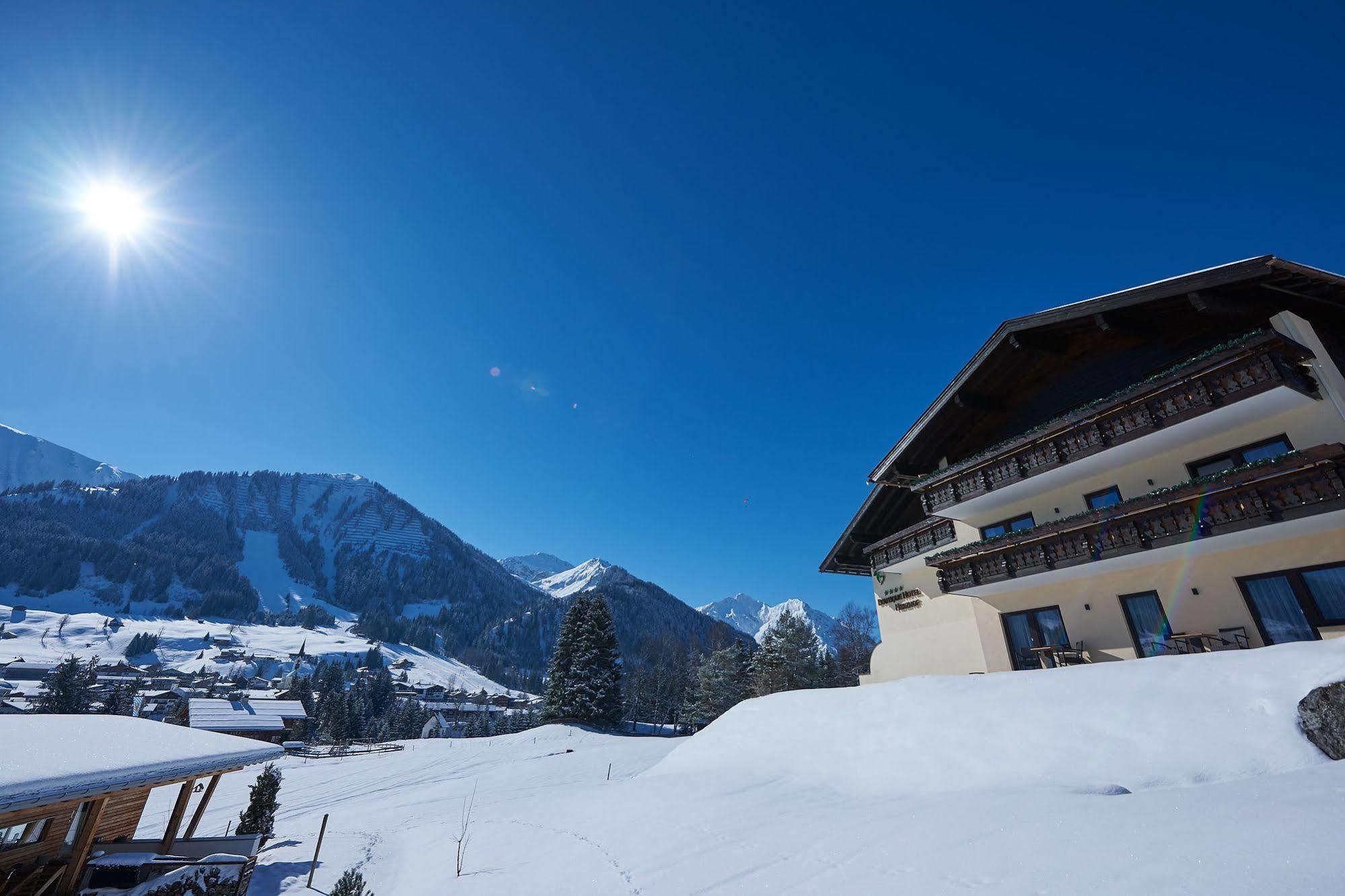 Boutique Hotel Herzhof - Garni-Appartements - Adults Only Riezlern Buitenkant foto