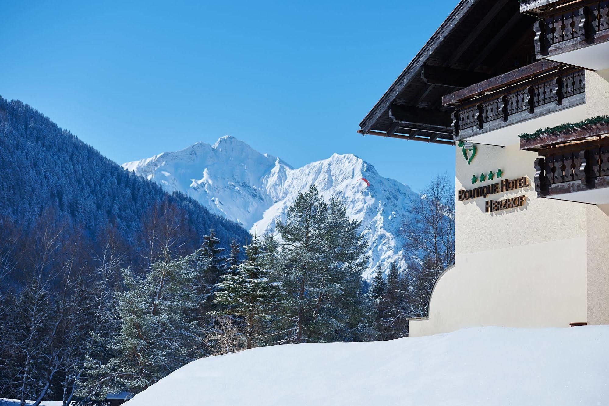 Boutique Hotel Herzhof - Garni-Appartements - Adults Only Riezlern Buitenkant foto